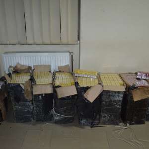 Ţigări de contrabandă transportate cu drona, abandonate în cimitir