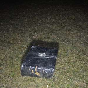 Ţigări de contrabandă transportate cu drona, abandonate în cimitir