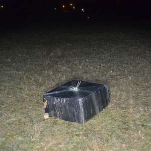 Ţigări de contrabandă transportate cu drona, abandonate în cimitir