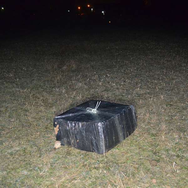 Ţigări de contrabandă transportate cu drona, abandonate în cimitir