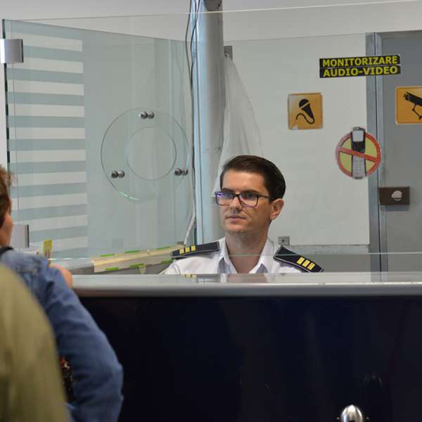 Sirieni aflaţi în tranzit în România, depistaţi de poliţiştii de frontieră cu documente false