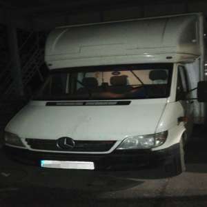 Un român a încercat să scoată ilegal din ţară cinci cetăţeni turci ascunși într-o autoutilitară