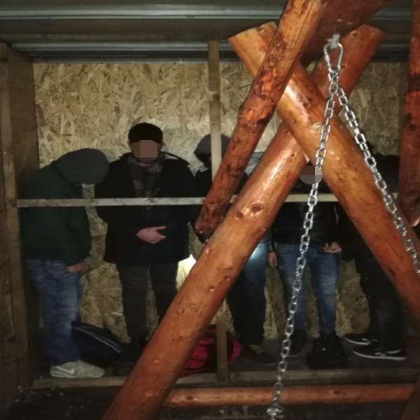 Cinci cetăţeni turci ascunși într-o autoutilitară, descoperiţi la P.T.F. Turnu