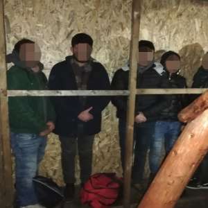 Un român a încercat să scoată ilegal din ţară cinci cetăţeni turci ascunși într-o autoutilitară