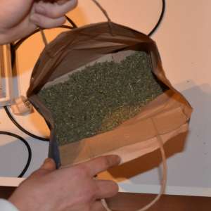 Stupefiante şi ţigări descoperite în urma unor percheziţii domiciliare efectuate de polițiștii de frontieră