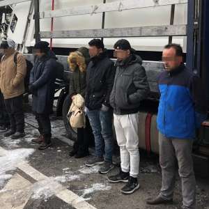 Şase cetăţeni din Siria şi Iran, ascunși într-un automarfar de un şofer turc, depistaţi la P.T.F. Nădlac II