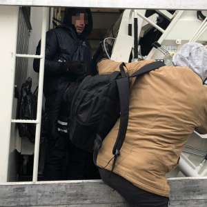 Şase cetăţeni din Siria şi Iran, ascunși într-un automarfar de un şofer turc, depistaţi la P.T.F. Nădlac II