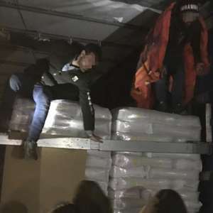 Şaisprezece cetățeni străini ascunși într-un automarfar, depistaţi de poliţiştii de frontieră