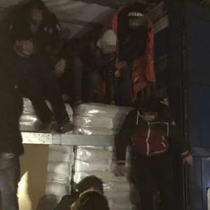 Şaisprezece cetățeni străini ascunși într-un automarfar, depistaţi de poliţiştii de frontieră