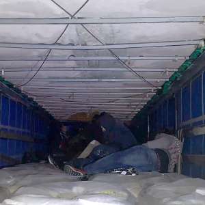 Şaisprezece cetățeni străini ascunși într-un automarfar, depistaţi de poliţiştii de frontieră