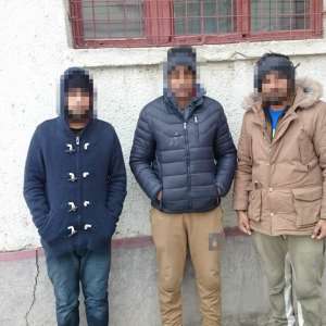 Două călăuze si trei migranti, opriti la frontieră