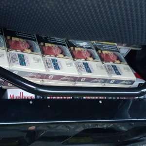 1090 pachete cu țigări, descoperite într-un  microbuz, la P.T.F. Giurgiu