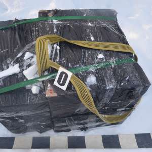 Doi cetățeni români cercetați pentru contrabandă și peste 19.000 pachete țigări confiscate