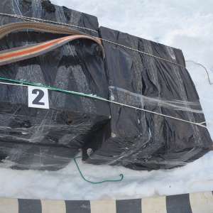 Doi cetățeni români cercetați pentru contrabandă și peste 19.000 pachete țigări confiscate