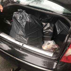 Ţigări de contrabandă și produse pirotehnice confiscate de polițiștii de frontieră