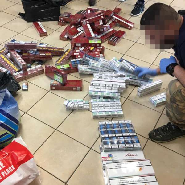 Ţigări de contrabandă și produse pirotehnice confiscate de polițiștii de frontieră
