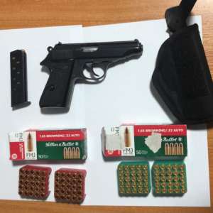 Bărbaţi cercetați penal pentru nerespectarea regimului armelor și munițiilor și contrabandă calificată