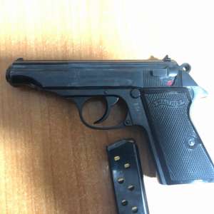 Bărbaţi cercetați penal pentru nerespectarea regimului armelor și munițiilor și contrabandă calificată