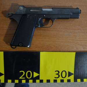 Bărbaţi cercetați penal pentru nerespectarea regimului armelor și munițiilor și contrabandă calificată