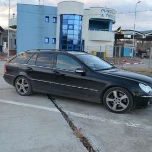 Bărbaţi cercetați penal pentru nerespectarea regimului armelor și munițiilor și contrabandă calificată