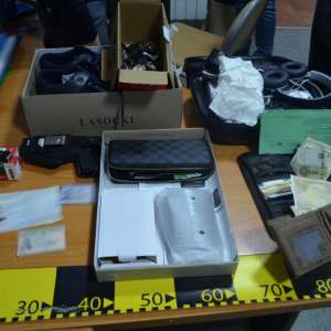 Bărbaţi cercetați penal pentru nerespectarea regimului armelor și munițiilor și contrabandă calificată