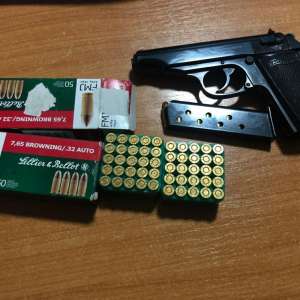 Bărbaţi cercetați penal pentru nerespectarea regimului armelor și munițiilor și contrabandă calificată