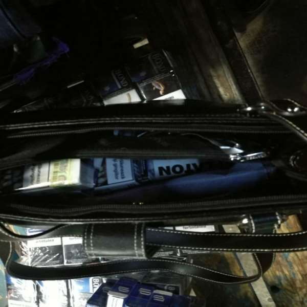 Țigări de contrabandă ascunse în bagaje