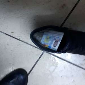 Cărţi de identitate false ascunse în pantofi,descoperite la controlul de frontieră