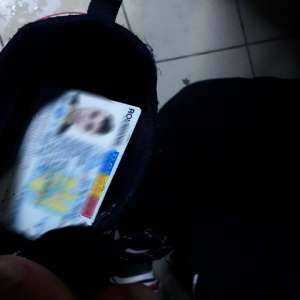 Cărţi de identitate false ascunse în pantofi,descoperite la controlul de frontieră