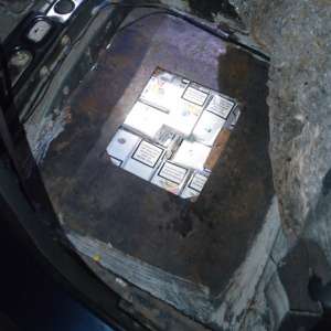 Ţigarete de contrabandă ascunse şi transportate în componentele unei maşini