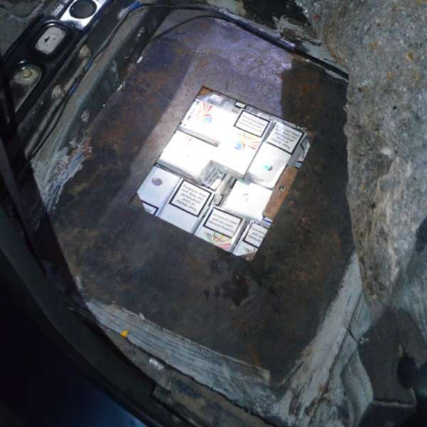 Ţigarete de contrabandă ascunse şi transportate în componentele unei maşini
