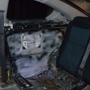 Ţigarete de contrabandă ascunse şi transportate în componentele unei maşini