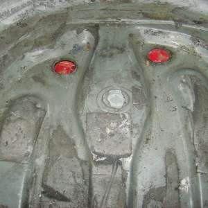 Ţigări de contrabandă ascunse în bancheta din spate şi locul roţii de rezervă ale unui autoturism