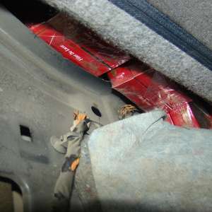 Ţigări de contrabandă ascunse în bancheta din spate şi locul roţii de rezervă ale unui autoturism