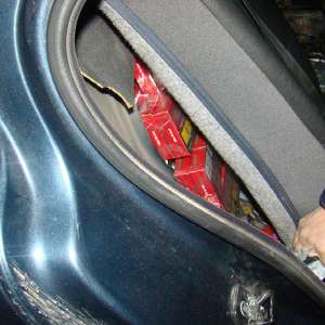 Ţigări de contrabandă ascunse în bancheta din spate şi locul roţii de rezervă ale unui autoturism