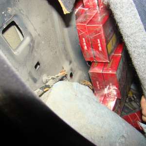 Ţigări de contrabandă ascunse în bancheta din spate şi locul roţii de rezervă ale unui autoturism