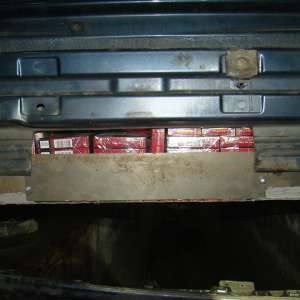 Ţigări de contrabandă ascunse în bancheta din spate şi locul roţii de rezervă ale unui autoturism