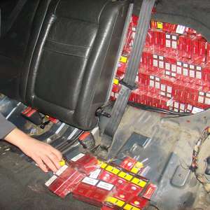 Ţigări de contrabandă ascunse în bancheta din spate şi locul roţii de rezervă ale unui autoturism