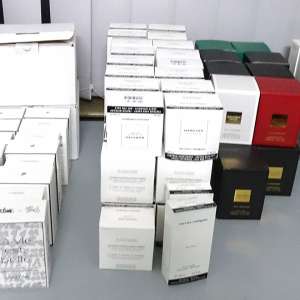 Sute de parfumuri susceptibile a fi contrafăcute, confiscate la P.T.F. Giurgiu