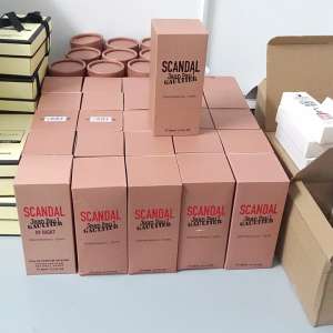 Sute de parfumuri susceptibile a fi contrafăcute, confiscate la P.T.F. Giurgiu