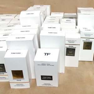 Sute de parfumuri susceptibile a fi contrafăcute, confiscate la P.T.F. Giurgiu