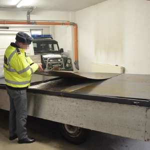 Autoutilitară încărcată cu țigări de contrabandă, descoperită de polițiștii de frontieră