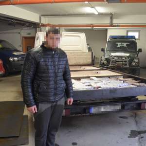 Autoutilitară încărcată cu țigări de contrabandă, descoperită de polițiștii de frontieră