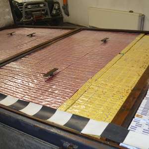 Autoutilitară încărcată cu țigări de contrabandă, descoperită de polițiștii de frontieră