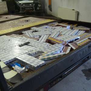 Autoutilitară încărcată cu țigări de contrabandă, descoperită de polițiștii de frontieră