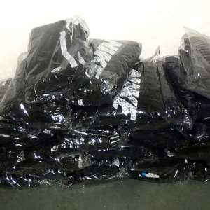 Textile și încălțăminte, susceptibile a fi contrafăcute, confiscate de polițiștii de frontieră