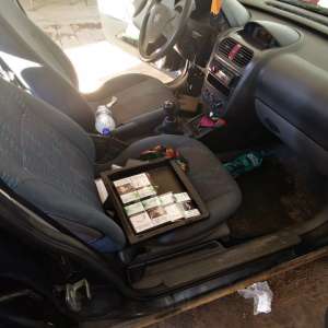 Țigări de contrabandă ascunse în bagaje