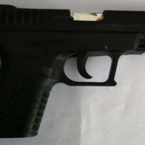 Armă neletală descoperită în portiera unui autoturism BMW în P.T.F. Siret