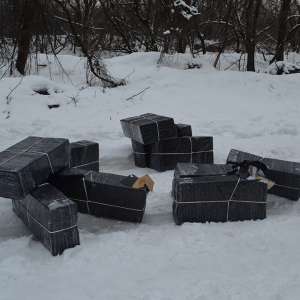 Peste 22.000 de pachete cu ţigări de contrabanda confiscate la frontiera de nord