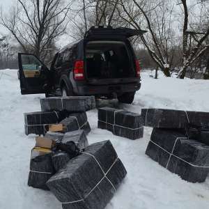 Peste 22.000 de pachete cu ţigări de contrabanda confiscate la frontiera de nord
